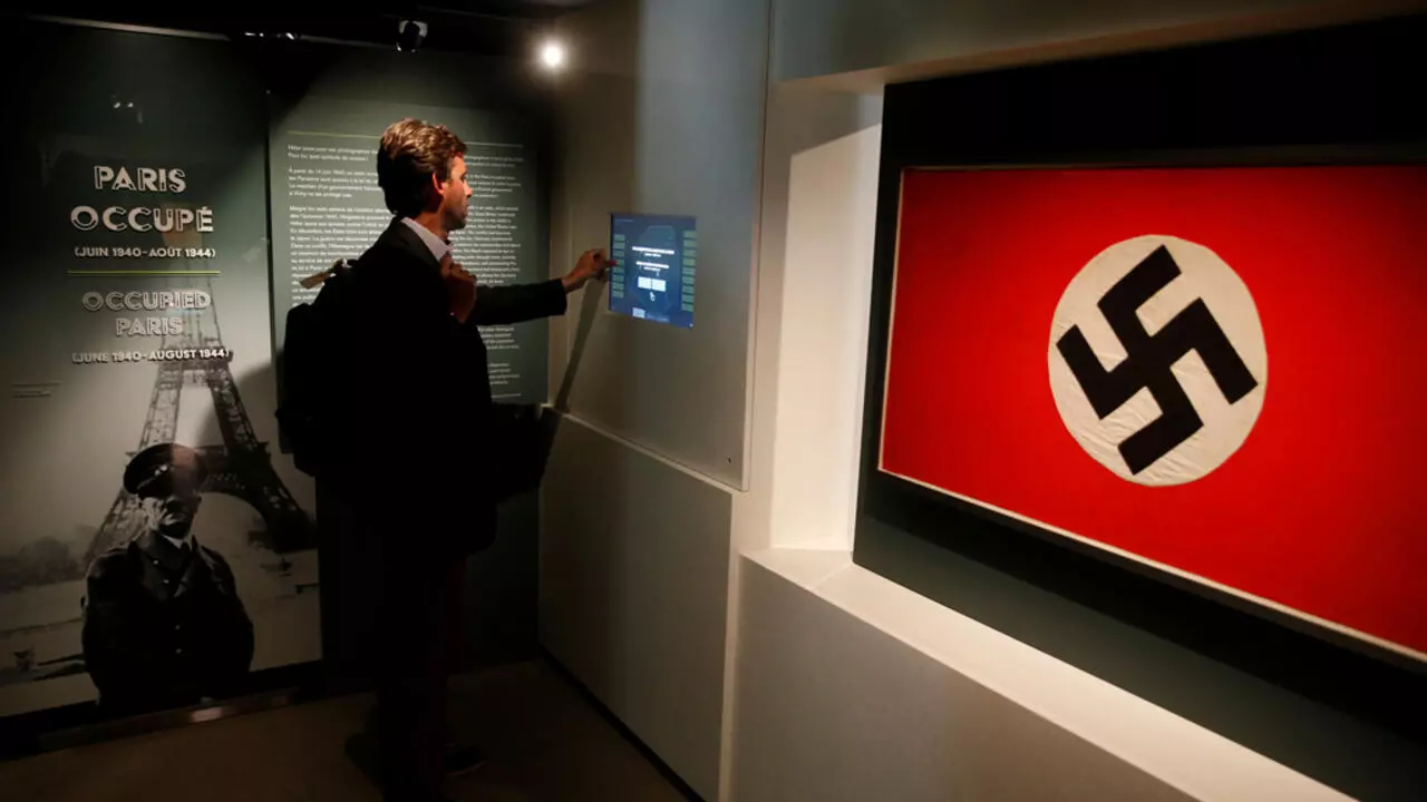 Un visitante del nuevo museo de la Liberación de París lee los paneles que describen el París ocupado por los nazis.PASCAL ROSSIGNOL