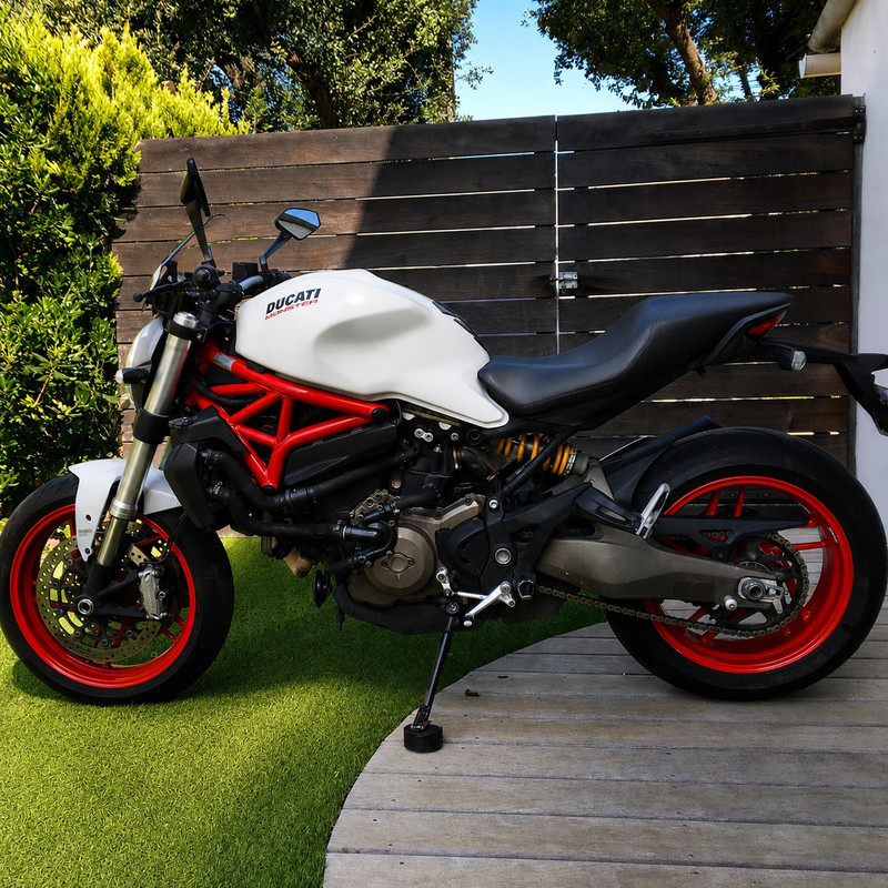 2 Ducati Monster 821 Gauche