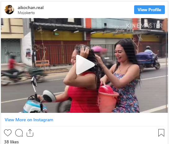 Tangkapan layar dari video aksi mandi keramas diatas motor yang dilakukan 2 wanita di Mojokerto, Jawa Timur.