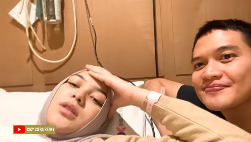 Rezky Aditya menemani Citra Kirana saat dirawat di rumah sakit