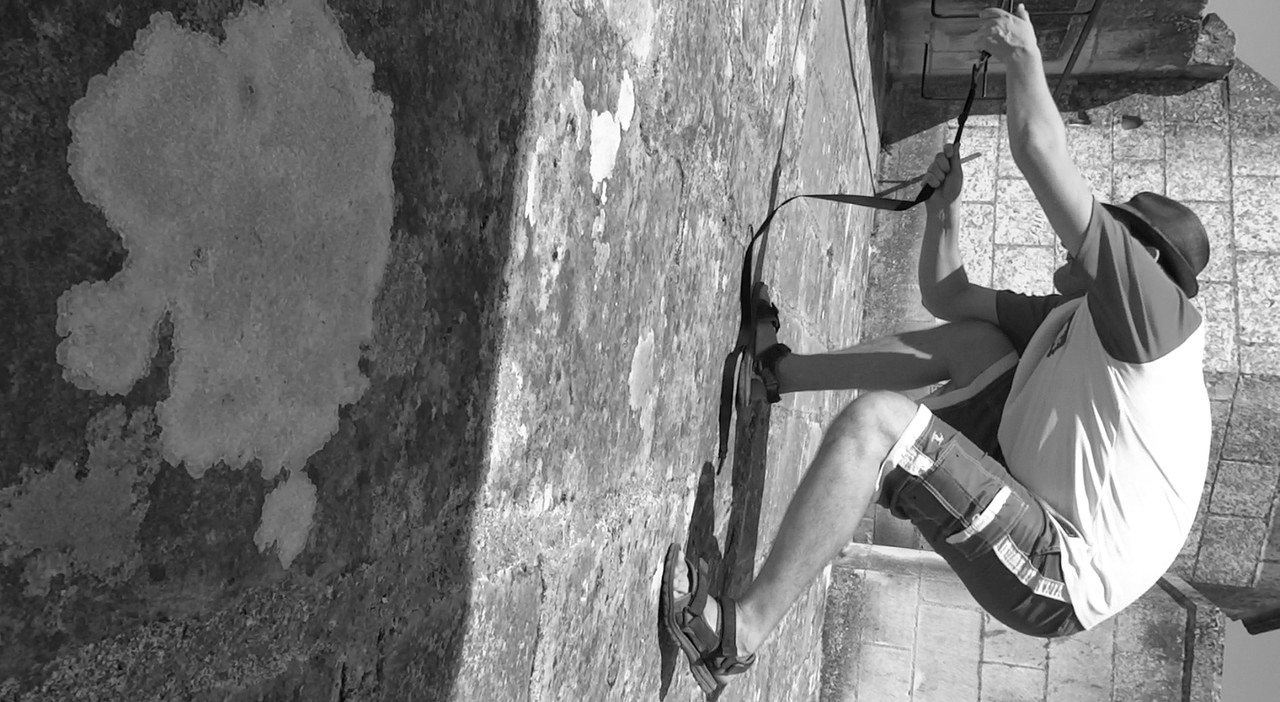 06.17i - Scenka książkowa wspinanie się po murach