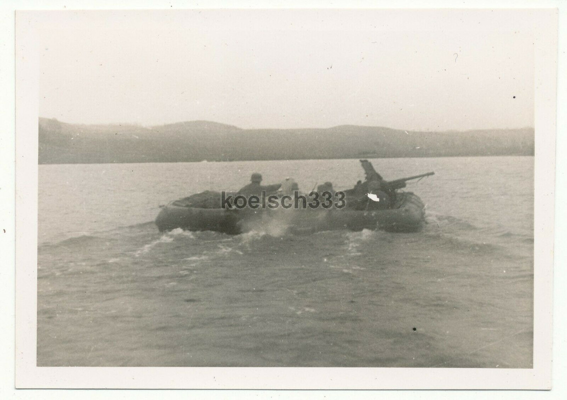 ! Foto Pioniere der Wehrmacht mit PaK in Floßsäcken von einem Sturmboot gezogen2