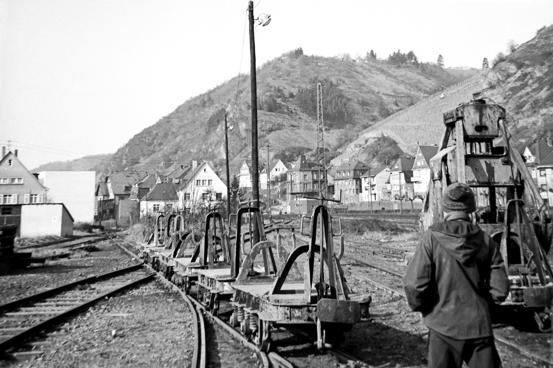 https://i.postimg.cc/pV6VrZgH/Nassauische_Kleinbahn_Güterwagen_02_1968_in_Braubach_2.jpg