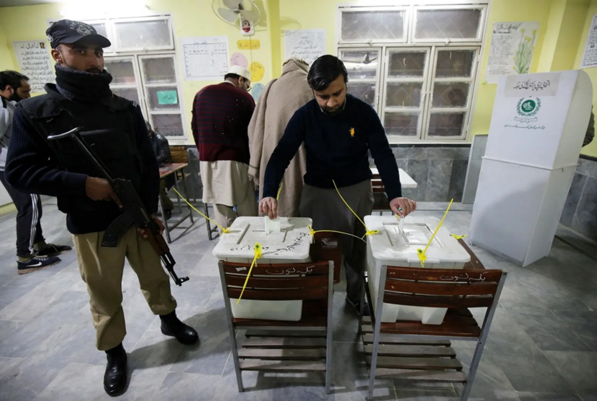 Pakistán celebra elecciones en medio de atentados y acusaciones de fraude