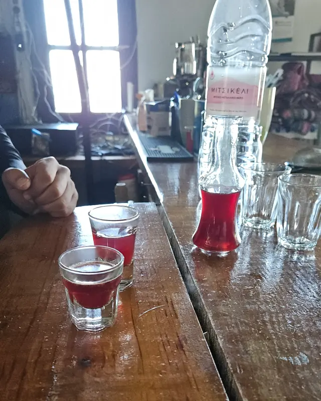 A farewell rakomelo serving