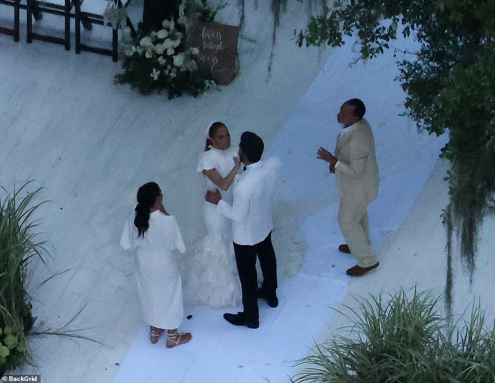 61576827-11131101-JLO-could-be-seen-cupping-her-new-hubby-s-cheeks-during-the-wedd-a-24-166108191845.jpg