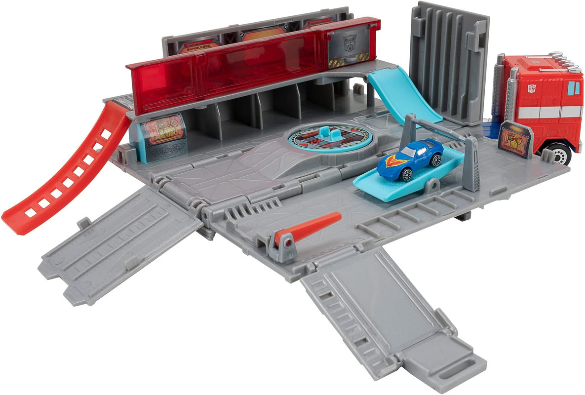 Micro-Machines-Optimus-Prime-Hauler-PLAYSET-01