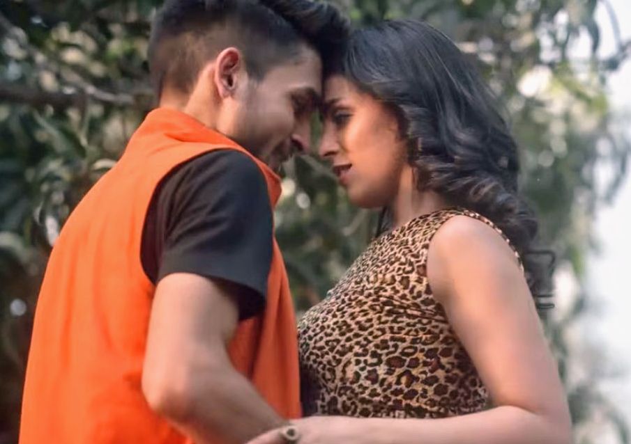 Cute girlfriend doing romance in park with boyfriend full nude video