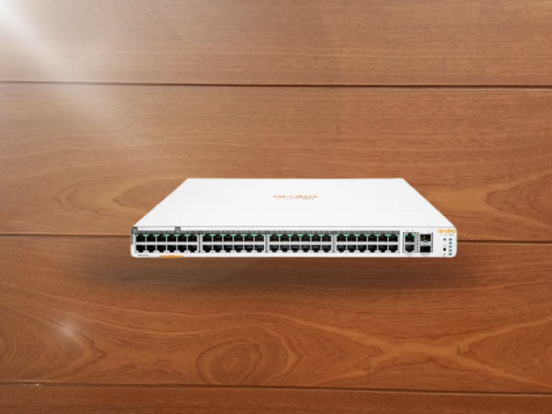 Vista lateral do Switch HPE Aruba Instant On 1960 48G PoE+ (JL809A), mostrando os sistemas de ventilação e portas.