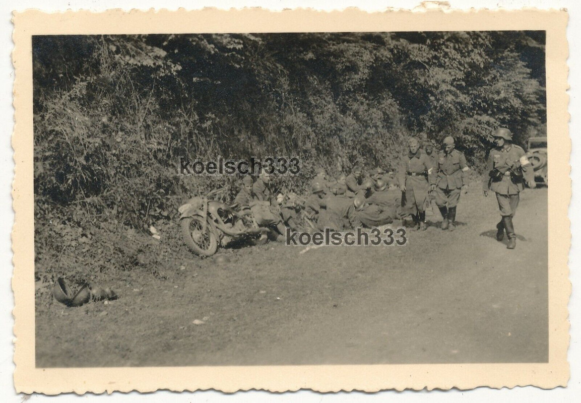 Foto gefangene französische Soldaten neben einem Motorrad am Straßenrand 1940