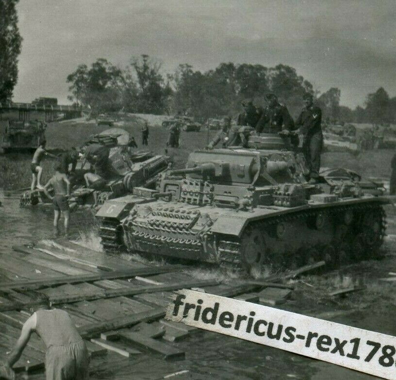 Foto Ostfront Panzer PzKpfw III mit Kennung G Guderian Fluss Überquerung