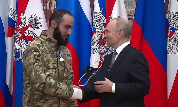 Осъден ММА боец получи медал от Путин, защото се бил в Украйна
