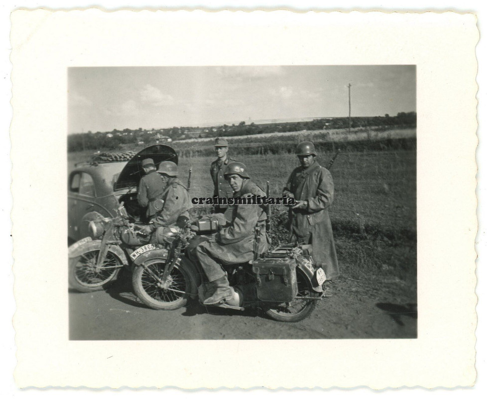Orig. Foto 100.ID Jäger Kradmelder mit Motorrad Mantel in der Ukraine 1941
