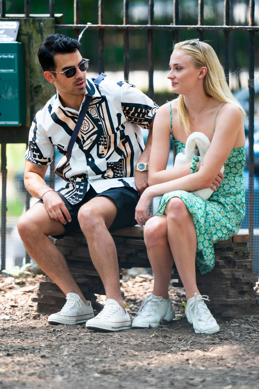 sophie-turner-and-joe-jonas-out-with-their-dog-in-mccarren-park