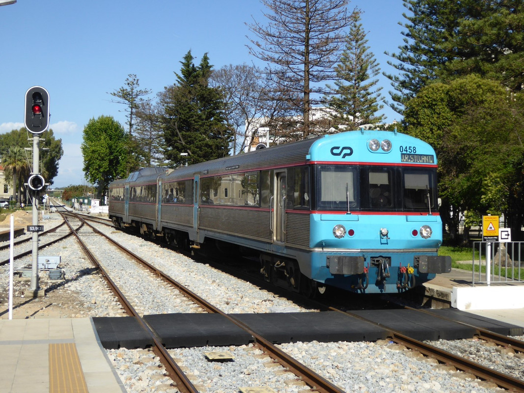 0458 arrives at Olhāo (with wrong destination showing!)