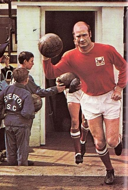 [Image: Terry-Hennessy-Captain-of-Nottingham-For...season.jpg]