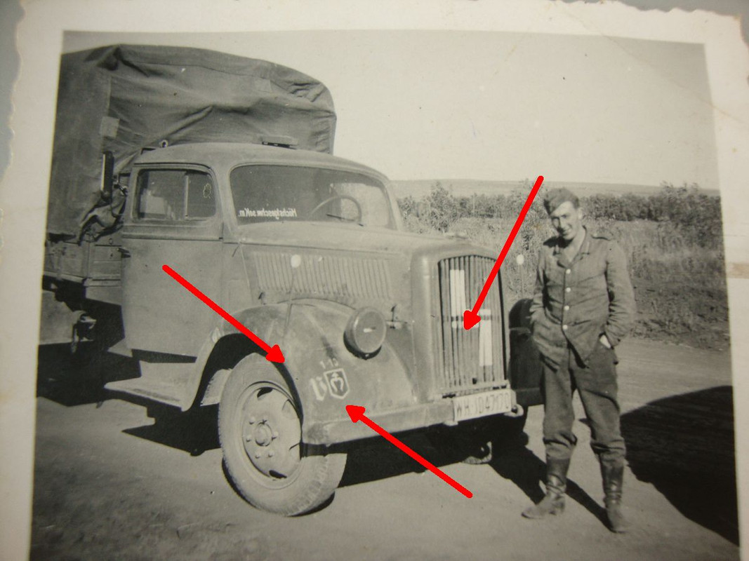 Lkw mit Maling auf Kotflügel, Maling in Kühlergr