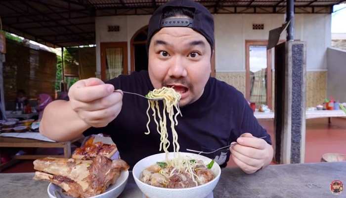 Nex Carlos saat mencicipi sajian kuliner di Bakso Wow.