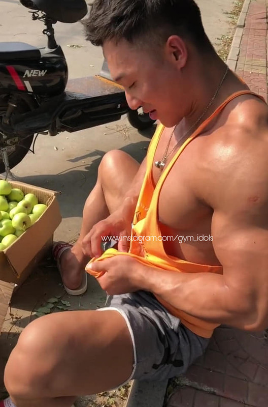 Anh chàng bán trái cây zú bự