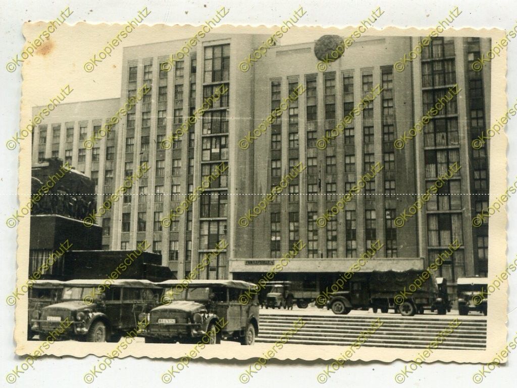 Foto, PKW, Kübelwagen, LKW vor dem Leninhaus in 