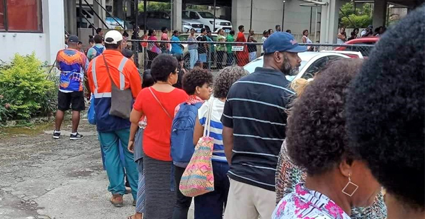 Parents-lining-for-e-ticket-top-ups-sm