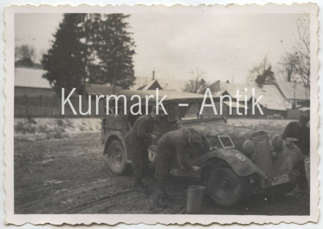 Foto Wehrmacht Russland Panzer Grenadier Winter Front 1944 PKW Kübel camo