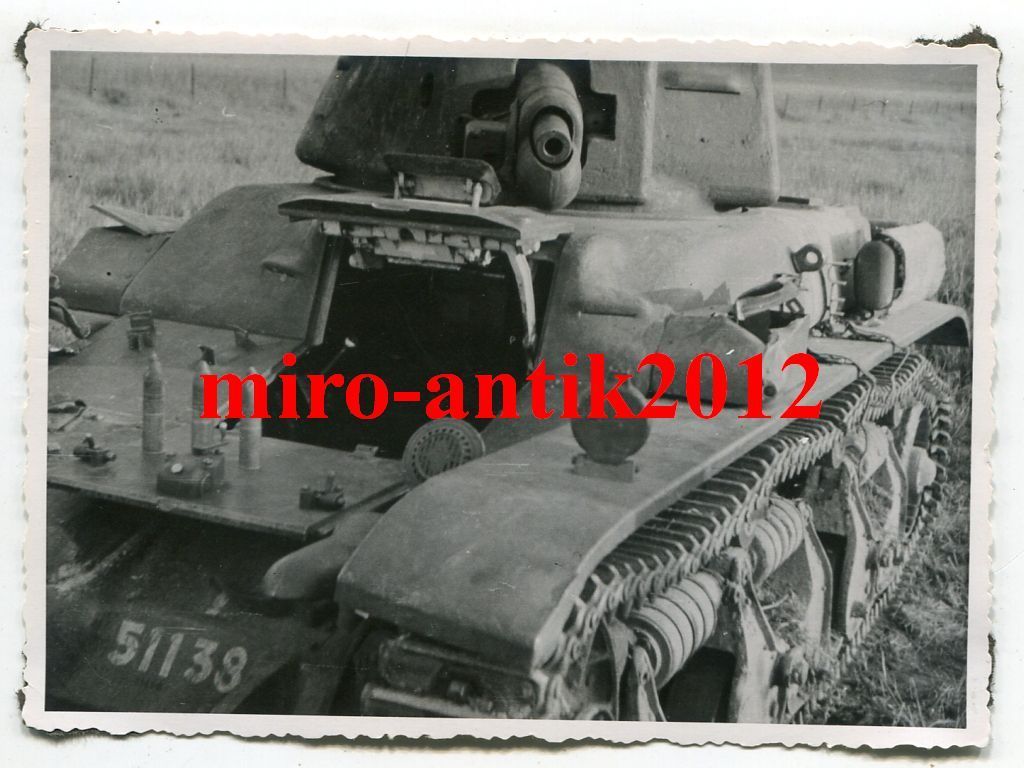 Foto, Wehrmacht, zerstörter Panzer auf der Rückz
