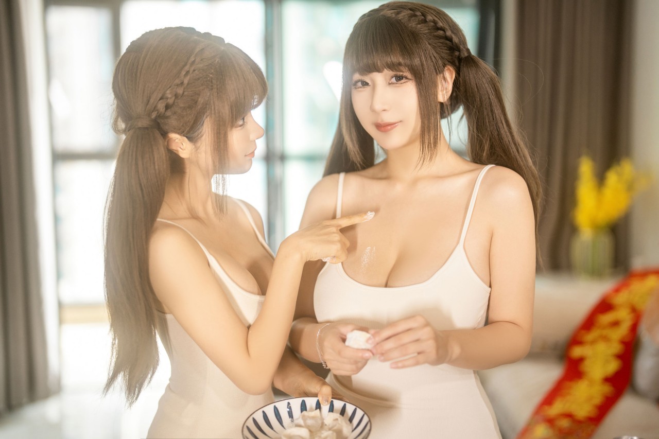 蠢 沫 沫 做爱图片《蠢沫沫 & 浅安安 – 双人新年贺岁》写真，这是双飞吗？插图5