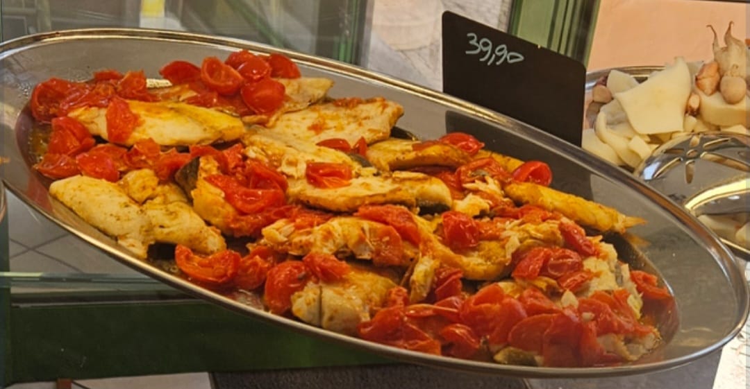 Filetto di orata con pomodorini e cipolla