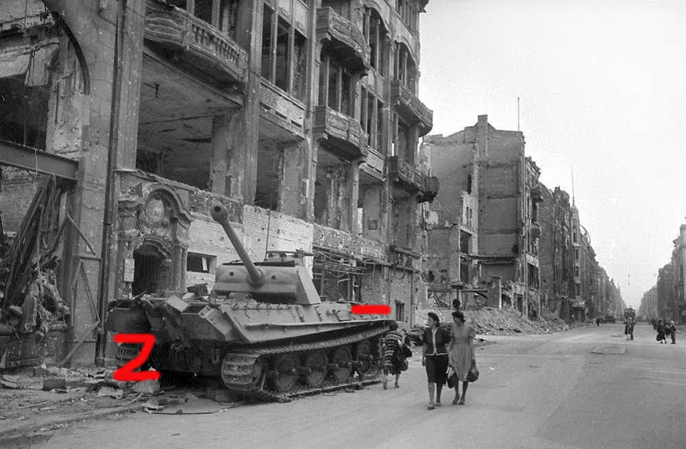 Berlin 1945 - PzKpfw V Panther auf der Straße