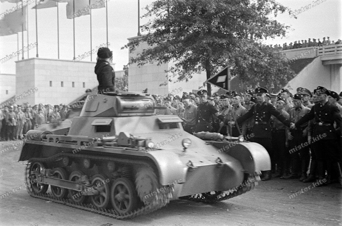 Nürnberg-Parade-Reichsparteitag-wehrmacht vorfüh