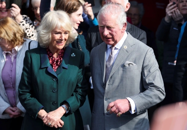 Carlos y Camilla inician su gira por Irlanda del Norte subiéndose a un triciclo