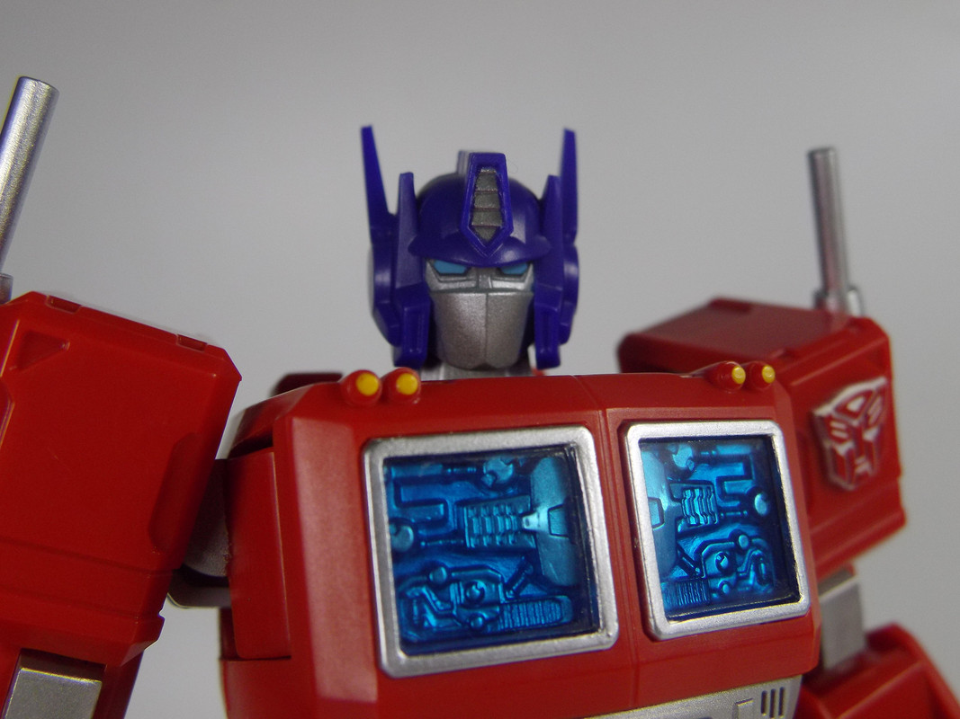 Revoltech-Amazing-Yamaguchi-Optimus-Prime-04