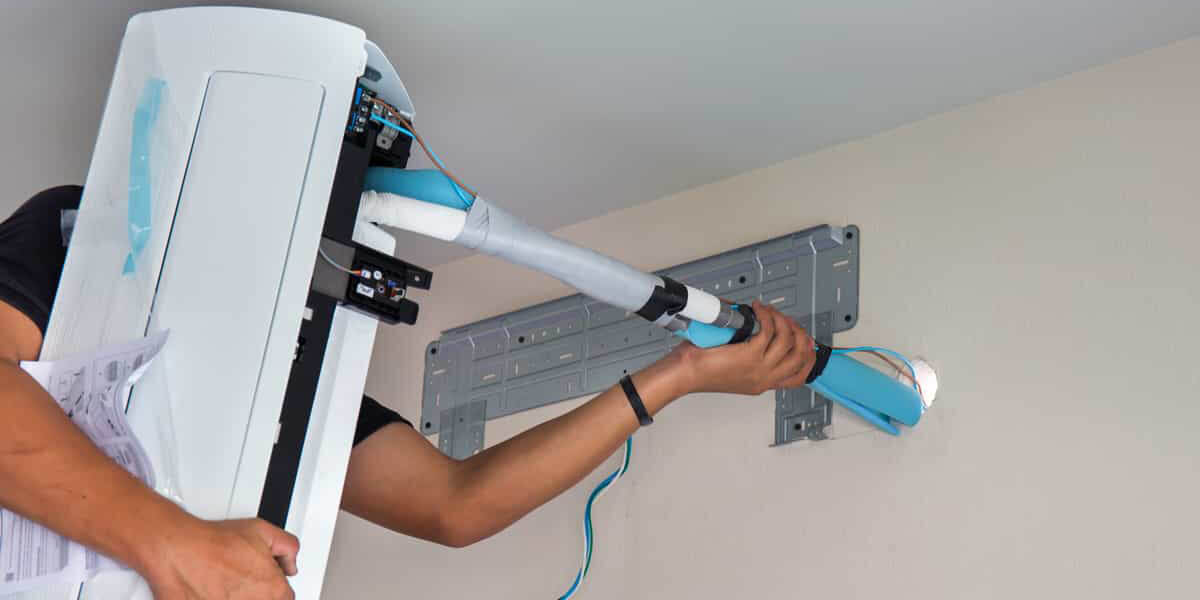 Technicien réparant un climatiseur