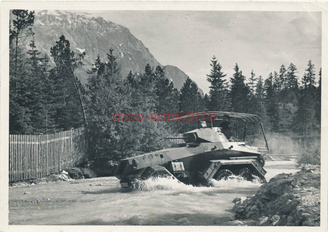 Foto, Wehrmacht, Blick auf einen 6 Rad Panzerspä