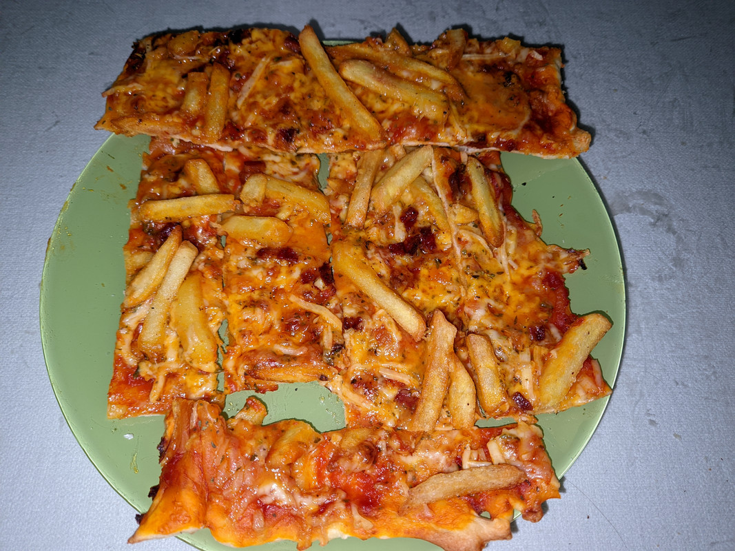 Pizza de papas fritas con chorizo de guiso