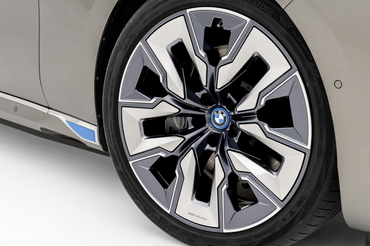 P90458189_highRes_the-new-bmw-i7-xdriv