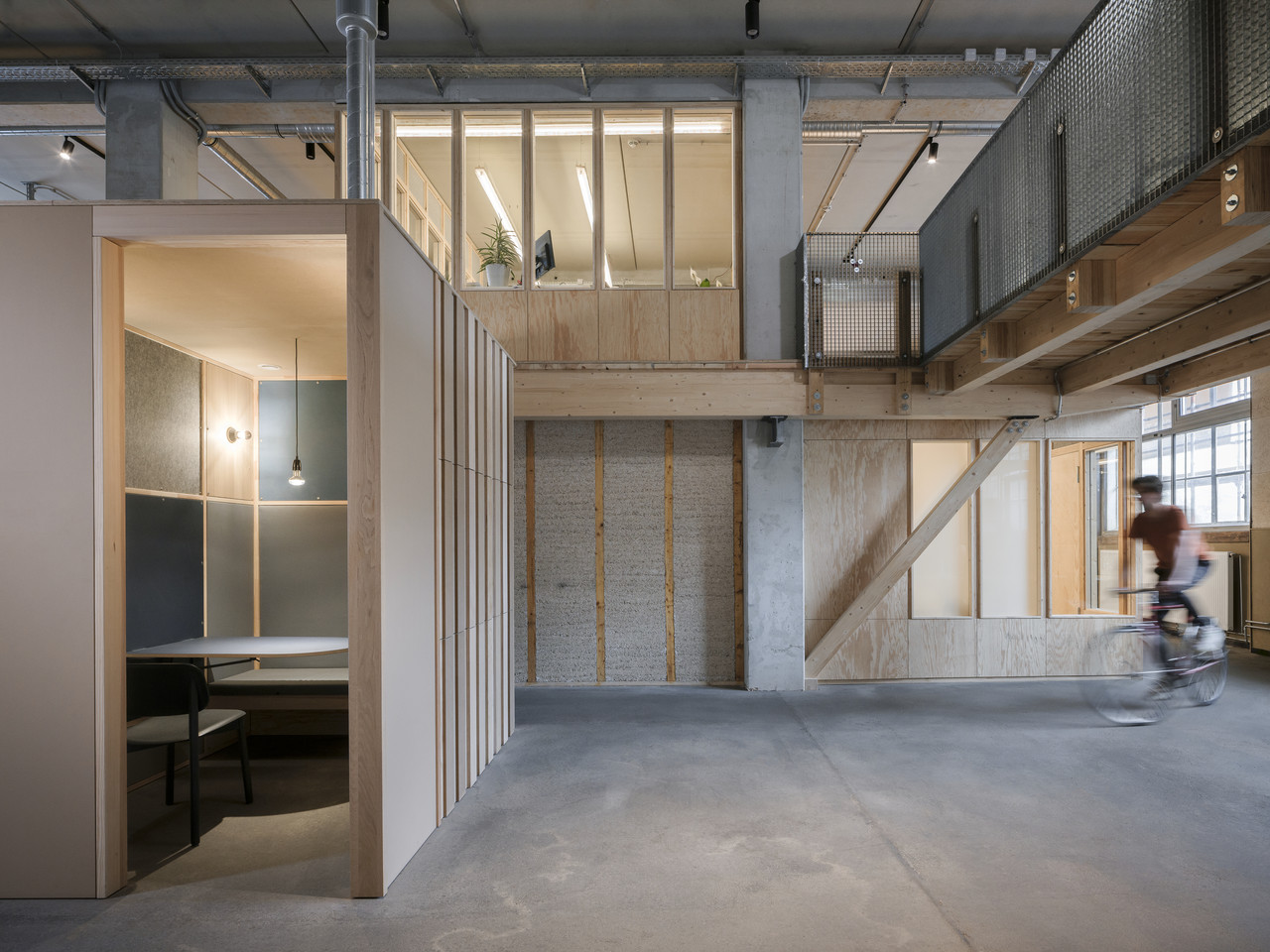 Energieeffiziente Arbeitsplatzbeleuchtung im Impact Hub Berlin mit Tageslicht, direkter und indirekter Beleuchtung sowie zirkulären Materialien