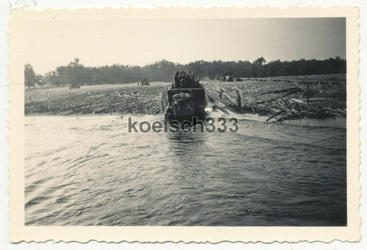 Foto Flak Panzer Halbkette durchfährt Fluss im Osten Anhänger mit TKZ Kennung !!