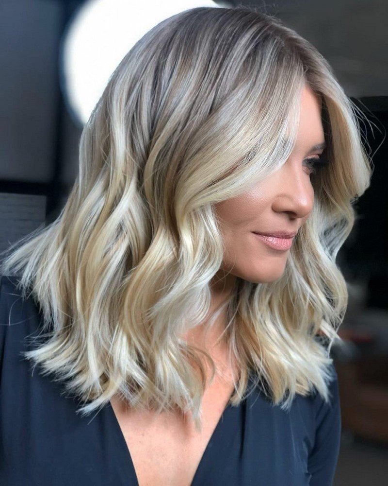 Medium length wavy hair in blonde beige on brunette