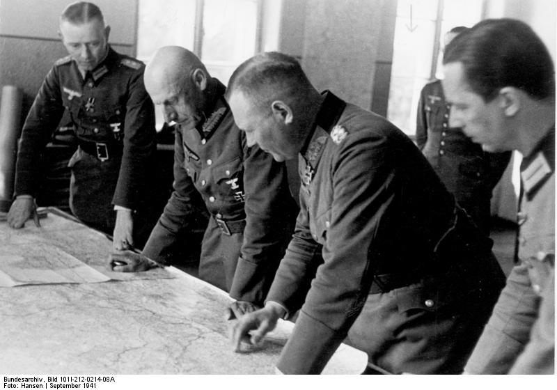 El mariscal de campo Ritter Wilhelm von Leeb, segundo desde la izquierda, el coronel general Erich Hoepner, tercero desde la izquierda, y otros mientras examinan un mapa en Wjasmo, Unión Soviética. Septiembre de 1941