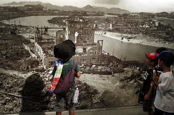 Ottant'anni dopo. Hiroshima e Nagasaki, il senso di colpa dei sopravvissuti dans Articoli di Giornali e News Hiroshima-devastata-dalle-bombe-in-un-immagine-esposta-al-Museo-del-Memoriale-della-Pace-della-citt