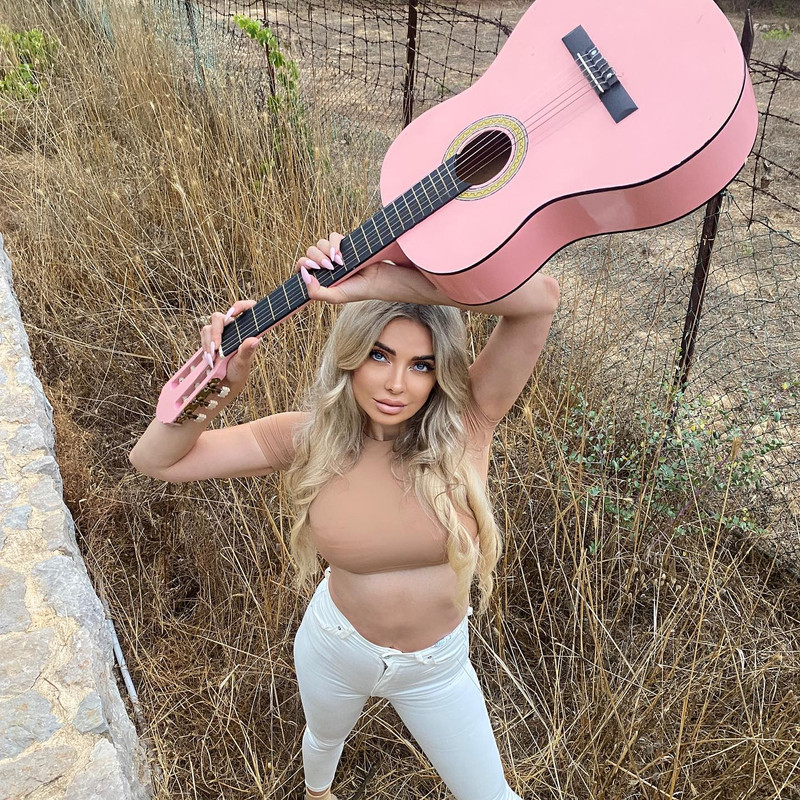 ميريام كلينك تثير الجدل بملابسها الجريئة  Myriamklinkk-1718181238094