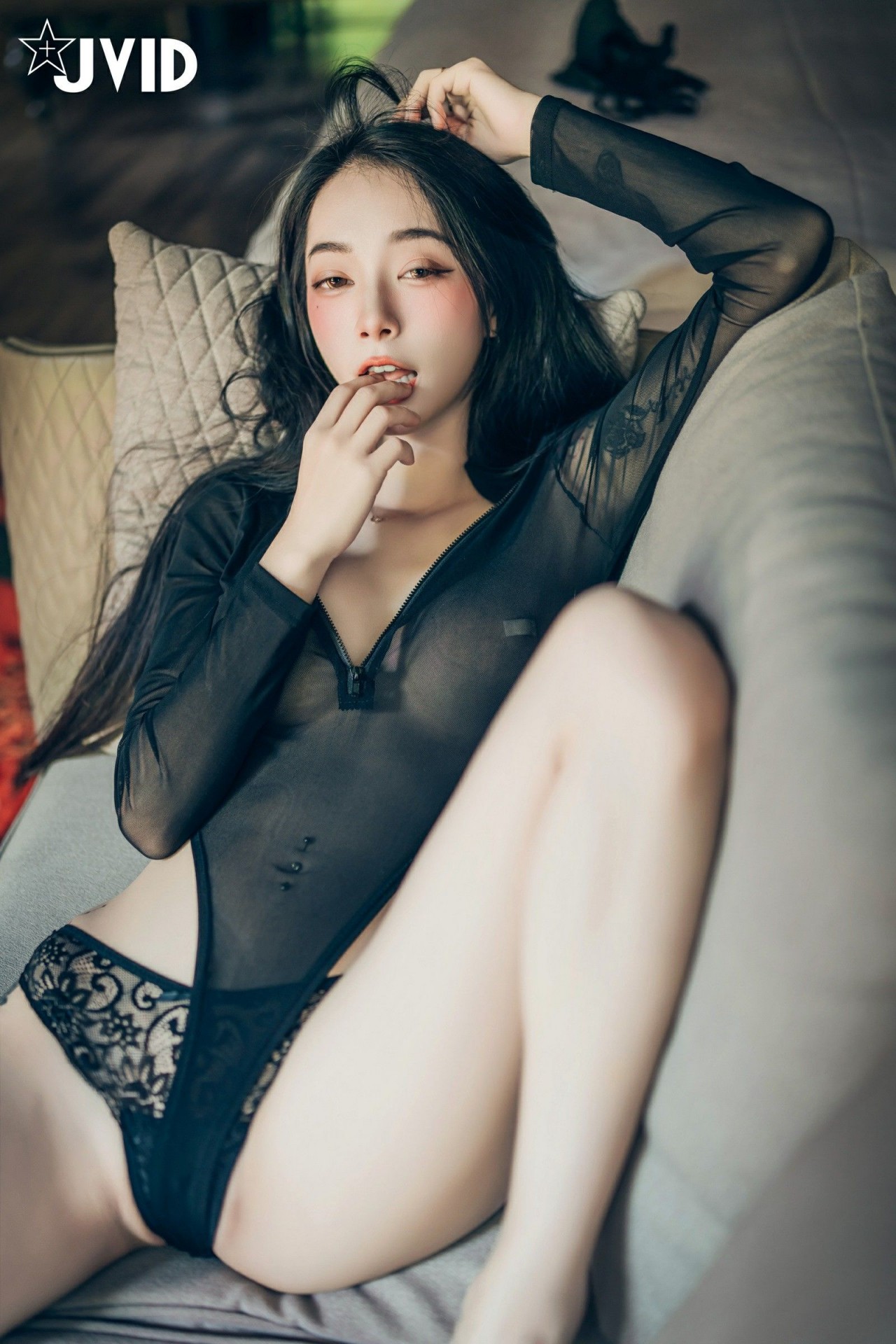 JVID飄飄《巨乳甜點女神》写真作品， 黑色透视，蕾丝内裤的性感时刻插图4
