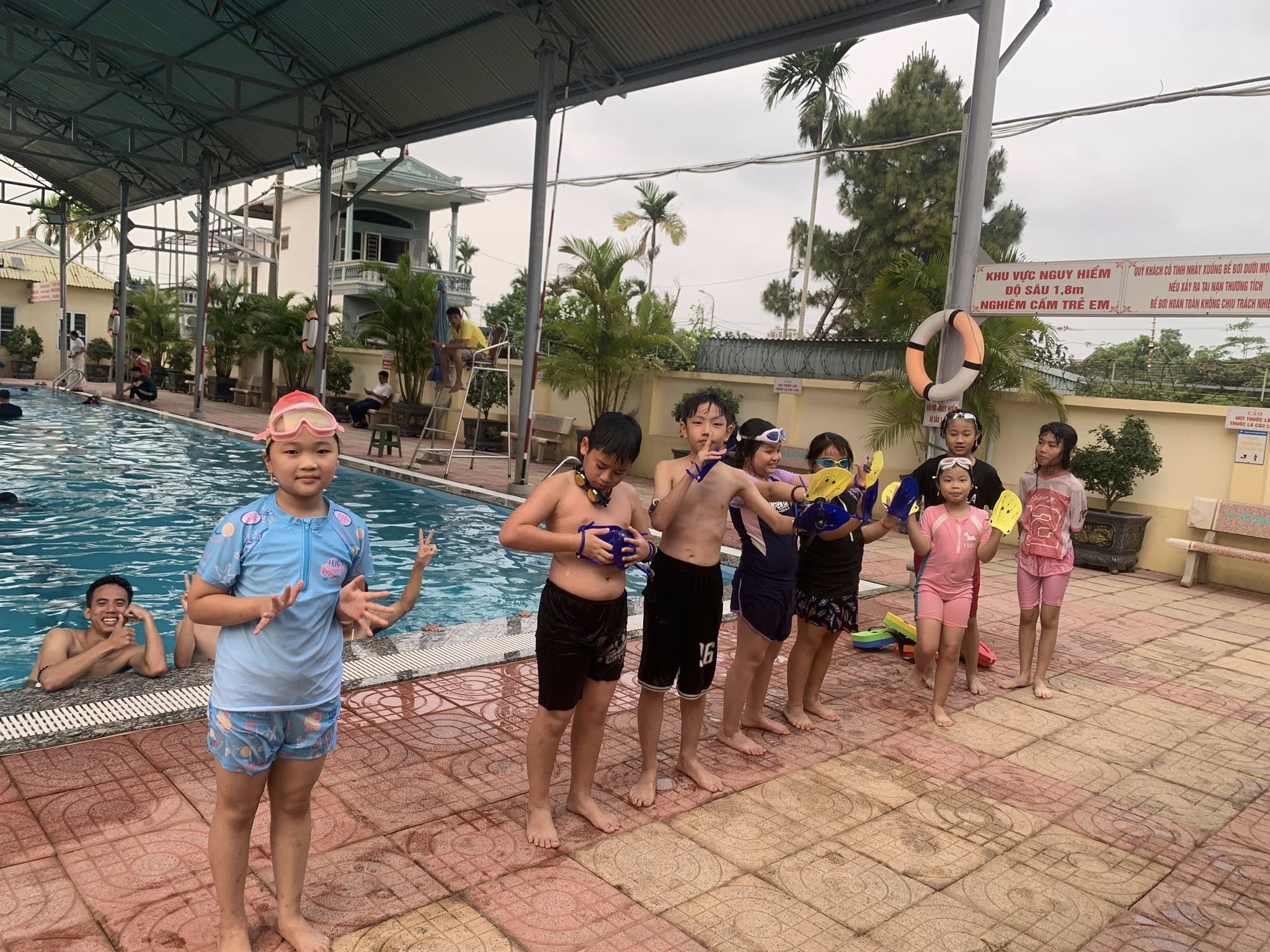 rèn luyện sức khỏe bơi lội