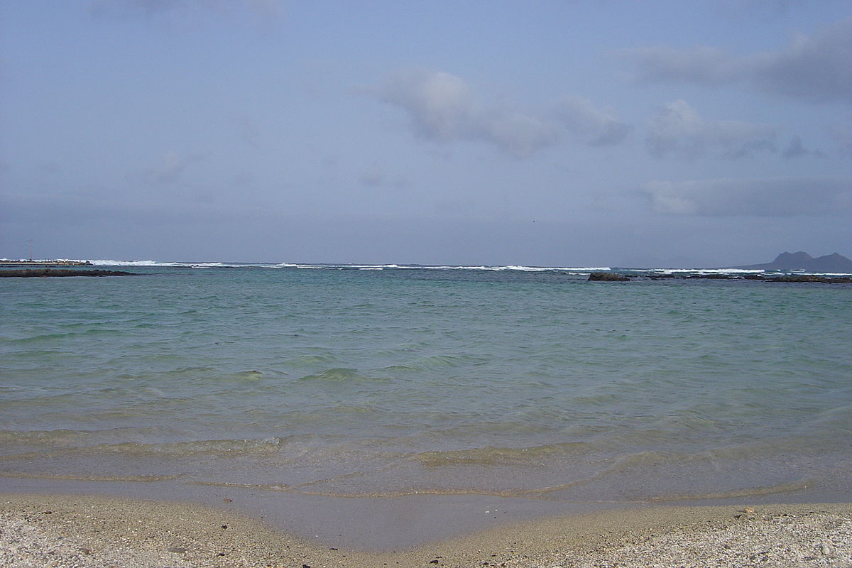 1200px-2006-07-07-cv-sv-Baiadas-Gatas2-11 Байа Даш Гаташ скрытая жемчужина острова Сан-Висенте