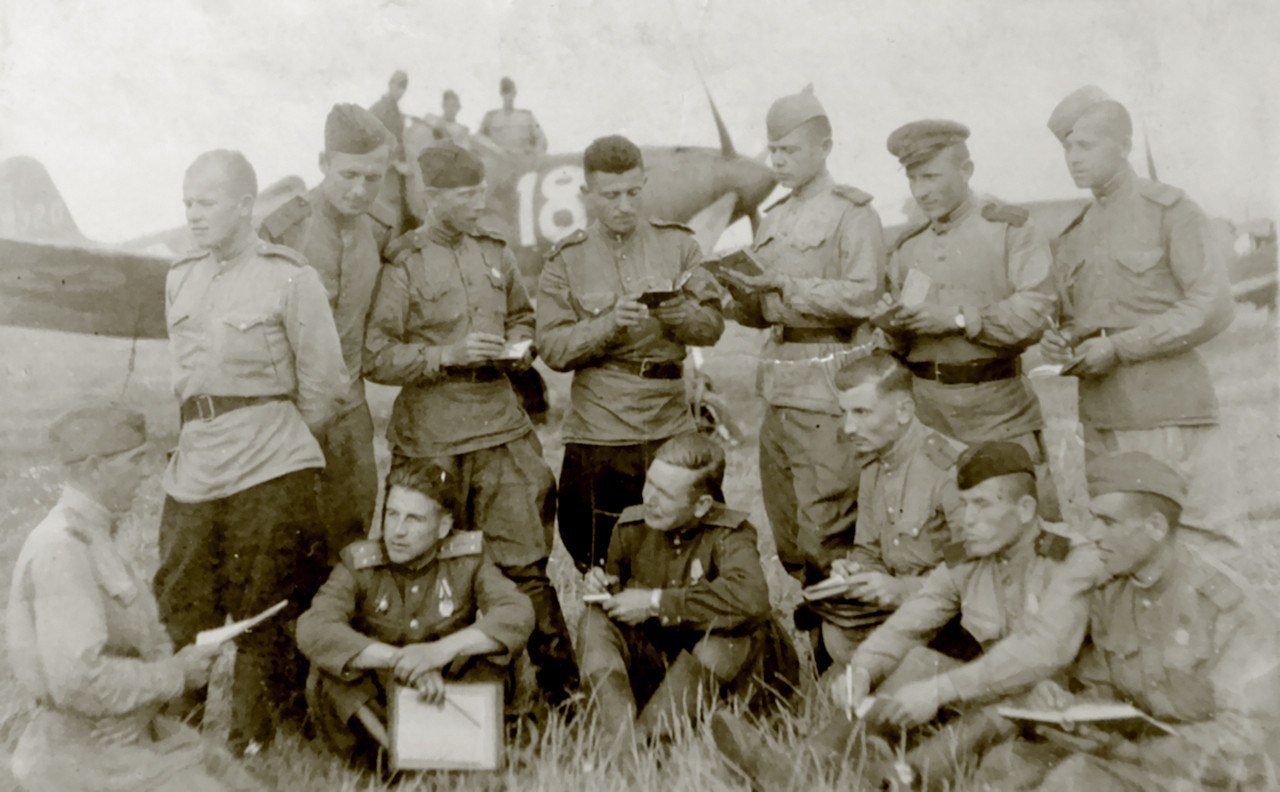 Bell-P-39-Airacobra-268IAP-310IAD-PVO-White-18-with-pilots-Southern-Air-Defense-Front-July-1944-01
