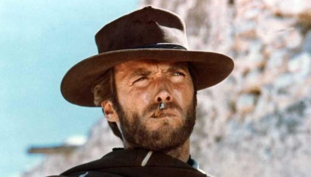Clint Eastwood raucht einer Zigarette (oder Cannabis)
