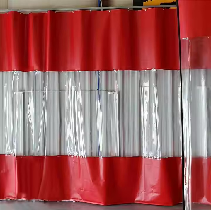 Aplicación de cortina industrial para separar áreas y reducir la exposición de equipos a ambientes agresivos