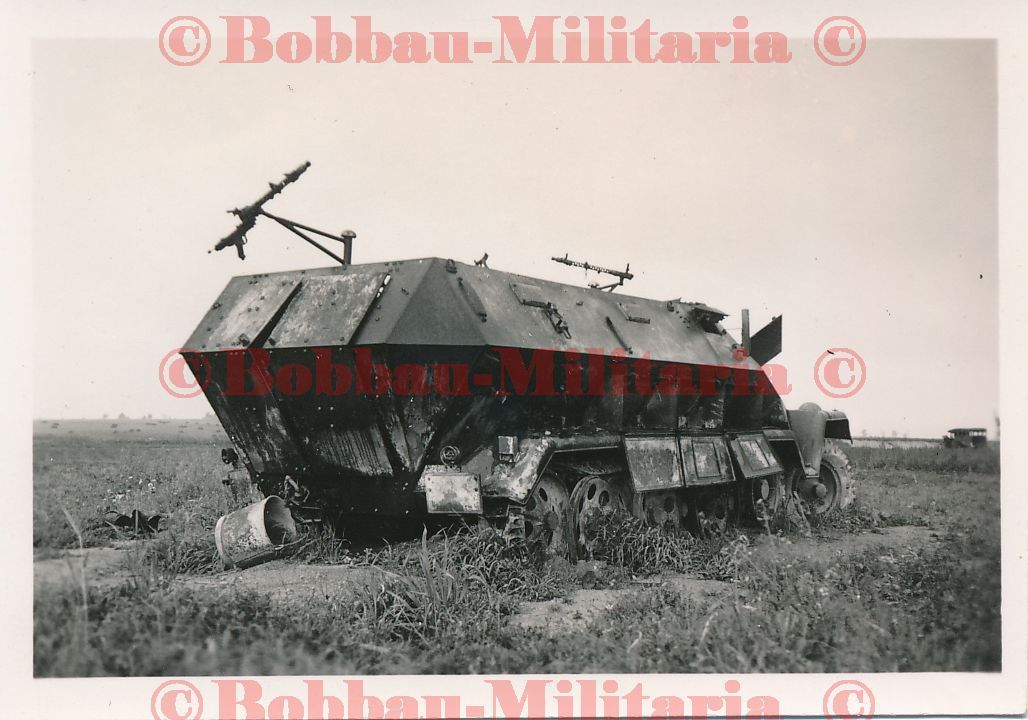 Schützenpanzerwagen SdKfz 251 ausgebrannt an der Front combat